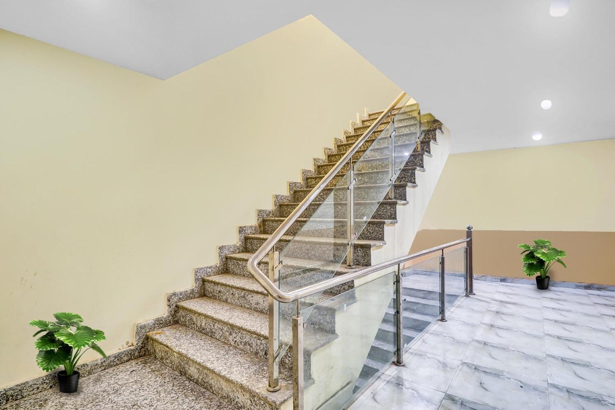 Hotel O Prince Home Stay Near Ambience Mall 新德里 外观 照片